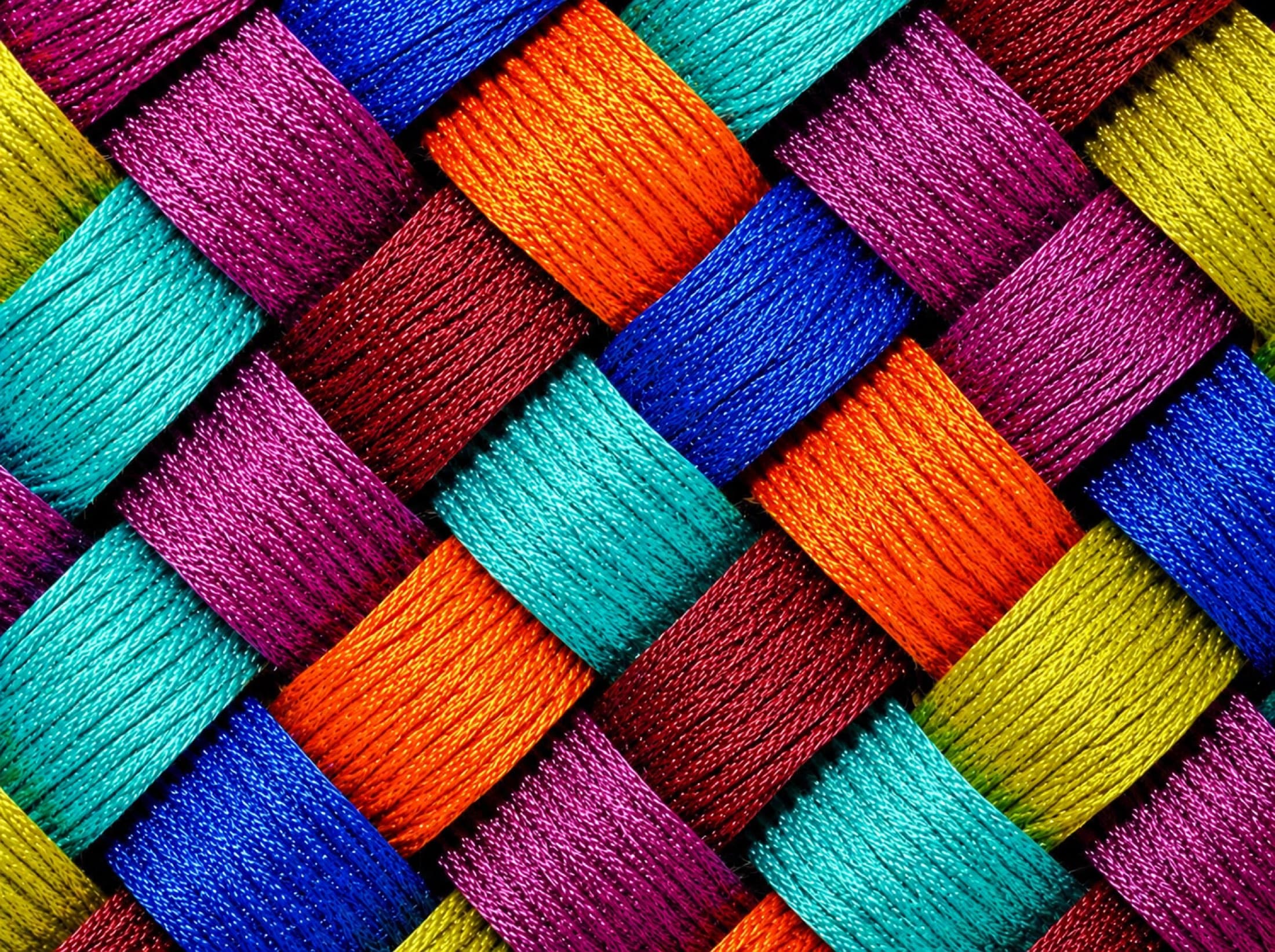 Hilos de colores entrelazados en tejido cruzado